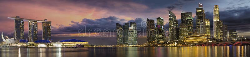 Horizonte de la ciudad de Singapur en el panorama de la puesta del sol imagen de archivo libre de regalías Horizonte de la ciudad de Singapur en el panorama de la puesta del sol imagen de archivo libre de regalías