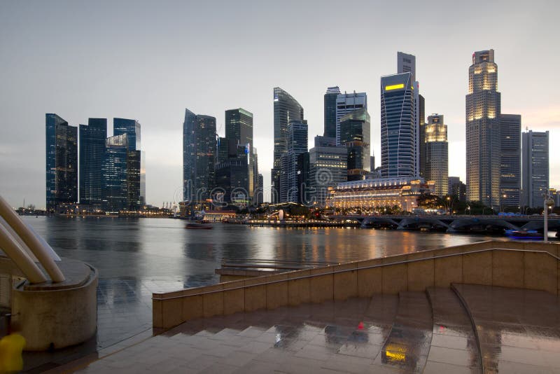 Horizonte de la ciudad de Singapur en un día lluvioso fotografía de archivo Horizonte de la ciudad de Singapur en un día lluvioso fotografía de archivo
