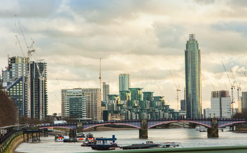 Horizonte de la ciudad de Londres con el río Támesis fotografía de archivo Horizonte de la ciudad de Londres con el río Támesis fotografía de archivo