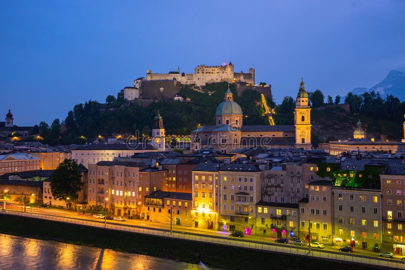 Horizonte de la ciudad de Salzburg en la noche en Salzburg, Austria imagen de archivo libre de regalías Horizonte de la ciudad de Salzburg en la noche en Salzburg, Austria imagen de archivo libre de regalías