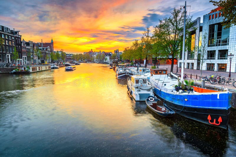 Horizonte de la ciudad y canal del agua con las casas flotantes en Amsterdam, Países Bajos imágenes de archivo libres de regalías Horizonte de la ciudad y canal del agua con las casas flotantes en Amsterdam, Países Bajos imágenes de archivo libres de regalías