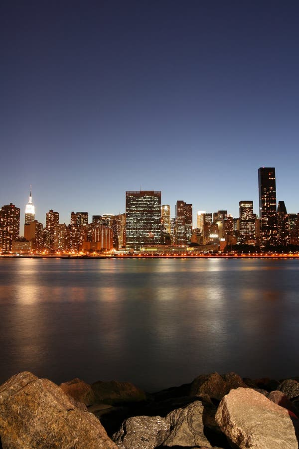 Horizonte de Manhattan en la noche imagen de archivo libre de regalías Horizonte de Manhattan en la noche imagen de archivo libre de regalías