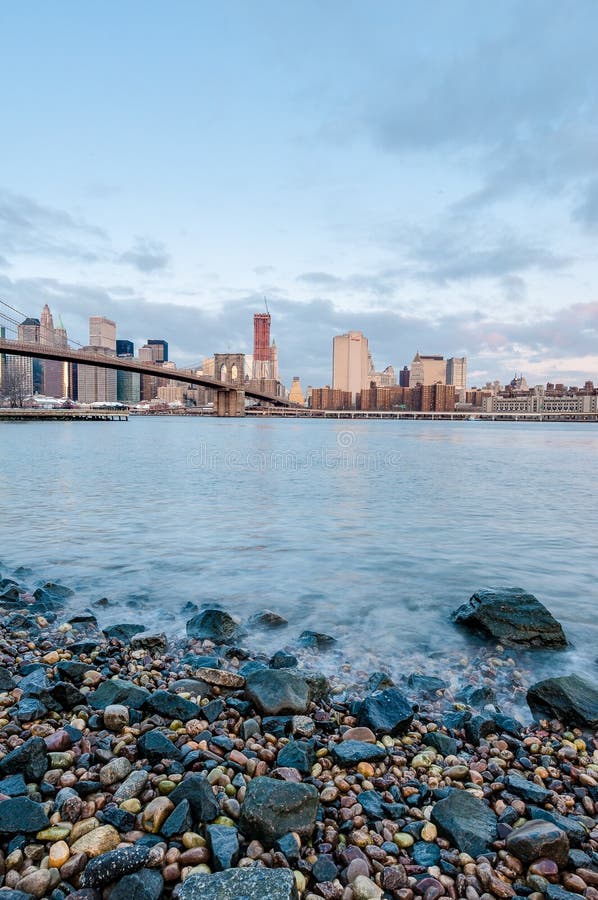 Horizonte de Manhattan de Pebble Beach en Brooklyn, Estados Unidos imagen de archivo libre de regalías Horizonte de Manhattan de Pebble Beach en Brooklyn, Estados Unidos imagen de archivo libre de regalías