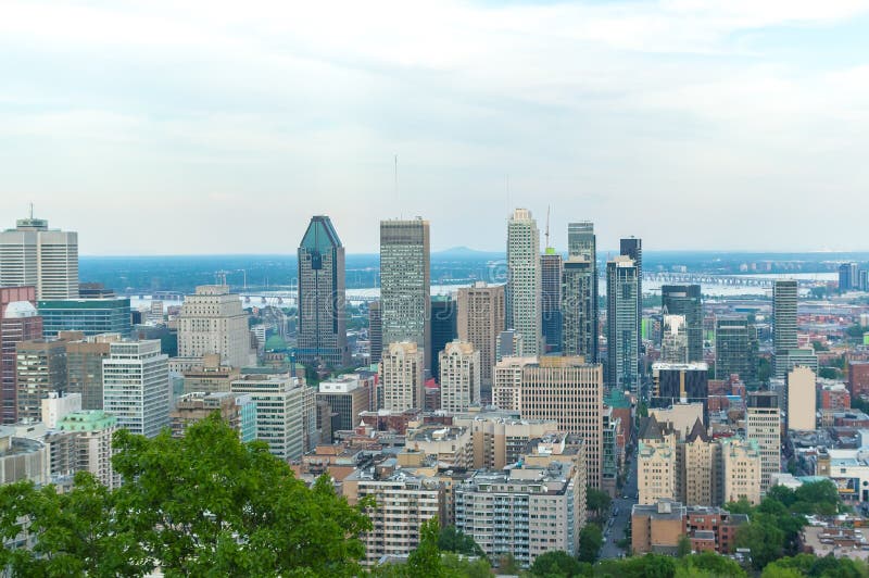 Horizonte de Montreal en verano foto de archivo libre de regalías Horizonte de Montreal en verano foto de archivo libre de regalías