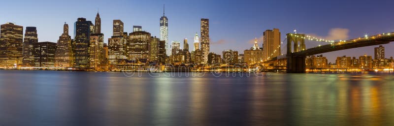 Horizonte de New York City Manhattan en la oscuridad foto de archivo Horizonte de New York City Manhattan en la oscuridad foto de archivo