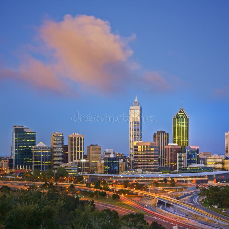 Horizonte de Perth en el cuadrado crepuscular de Australia occidental imagen de archivo libre de regalías Horizonte de Perth en el cuadrado crepuscular de Australia occidental imagen de archivo libre de regalías