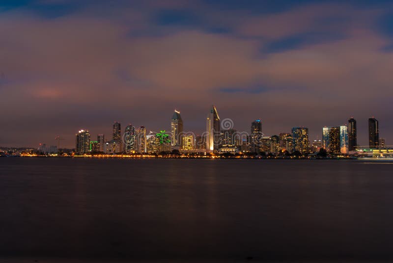 Horizonte de San Diego en la oscuridad fotografía de archivo Horizonte de San Diego en la oscuridad fotografía de archivo