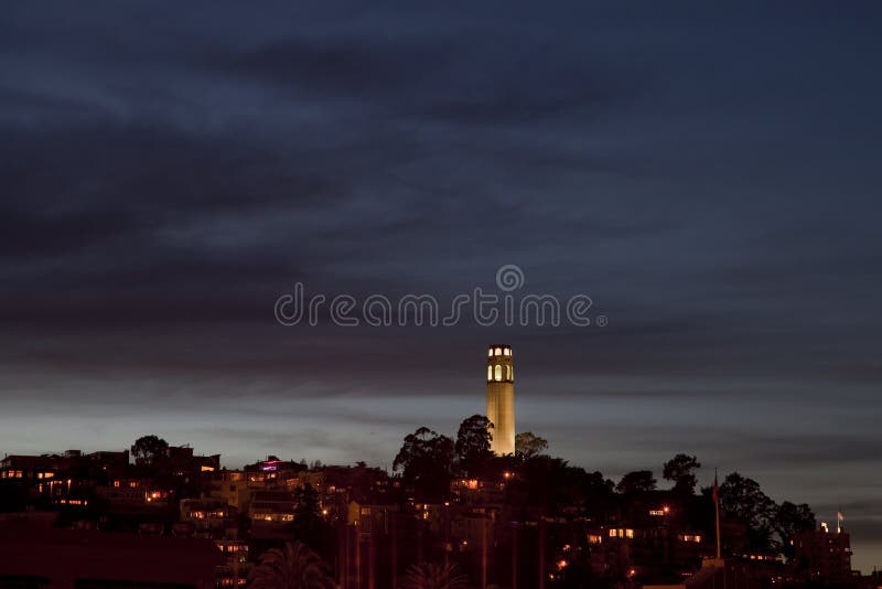 Horizonte de San Francisco con la torre de Coit foto de archivo Horizonte de San Francisco con la torre de Coit foto de archivo