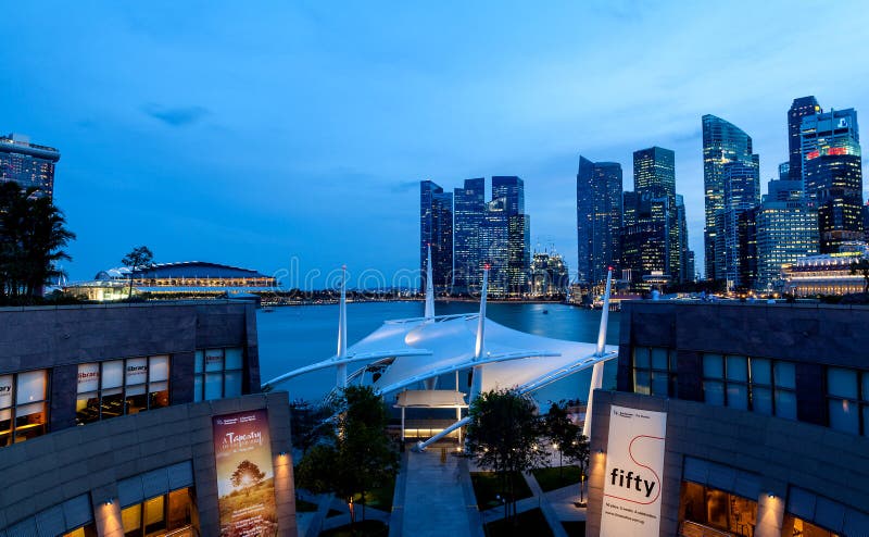 Horizonte de Singapur en la oscuridad en la explanada foto de archivo Horizonte de Singapur en la oscuridad en la explanada foto de archivo