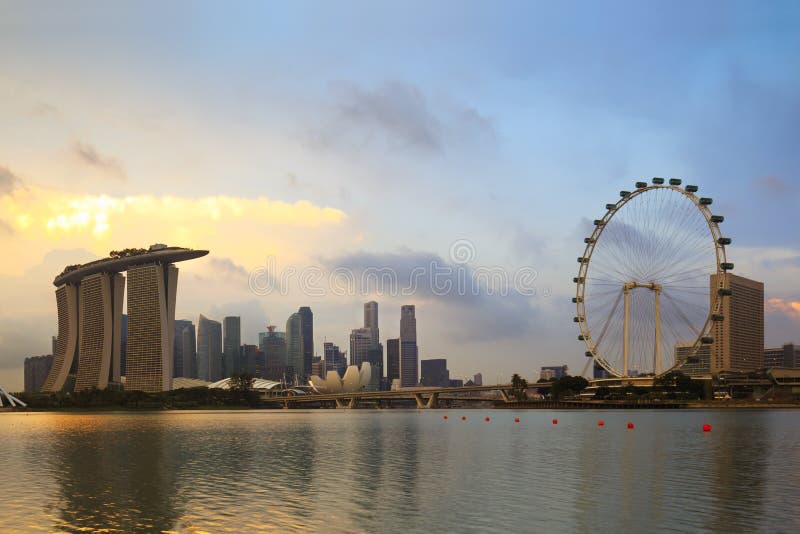 Horizonte de Singapur en la puesta del sol en la ciudad de Singapur fotos de archivo Horizonte de Singapur en la puesta del sol en la ciudad de Singapur fotos de archivo