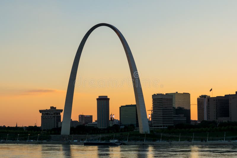 Horizonte de StLouis Missouri en la oscuridad fotos de archivo libres de regalías Horizonte de StLouis Missouri en la oscuridad fotos de archivo libres de regalías