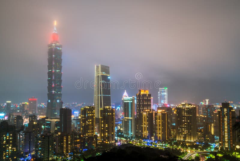 Horizonte de Taipei en la noche Taiwán, la República de China foto de archivo libre de regalías Horizonte de Taipei en la noche Taiwán, la República de China foto de archivo libre de regalías