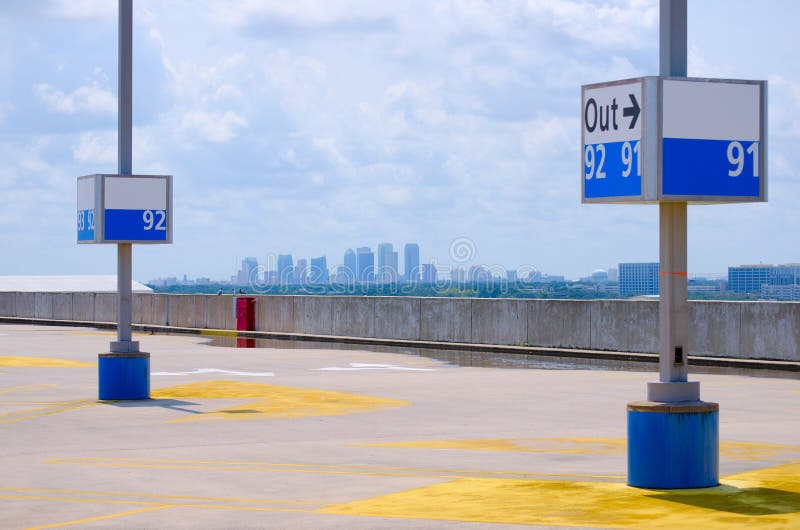 Horizonte de Tampa visto del aeropuerto de Tampa Int'l fotografía de archivo Horizonte de Tampa visto del aeropuerto de Tampa Int'l fotografía de archivo