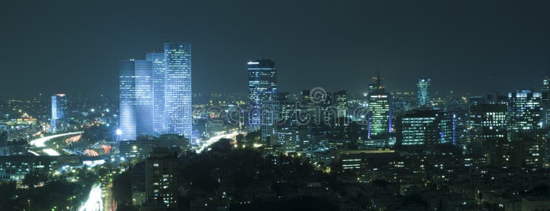 Horizonte de Tel Aviv en la noche