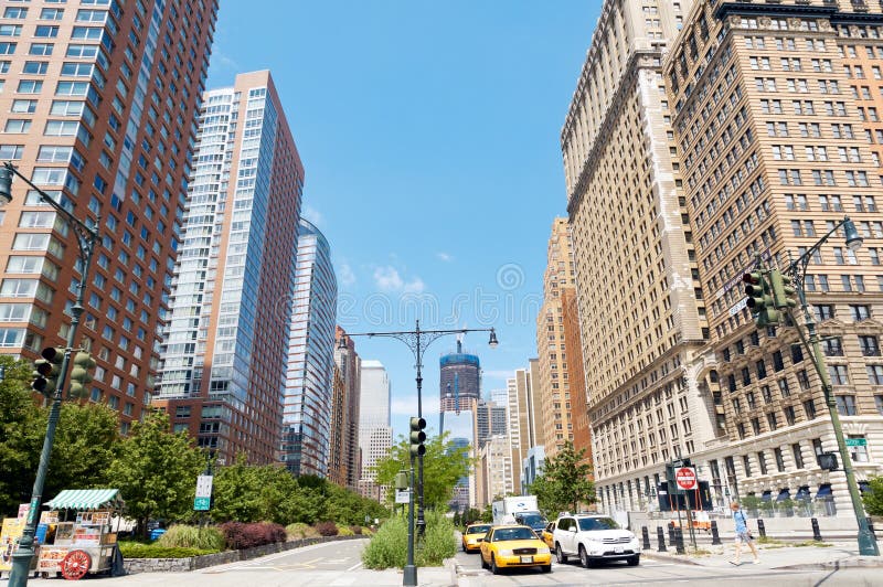 Horizonte del Lower Manhattan en la calle del oeste Horizonte del Lower Manhattan en la calle del oeste