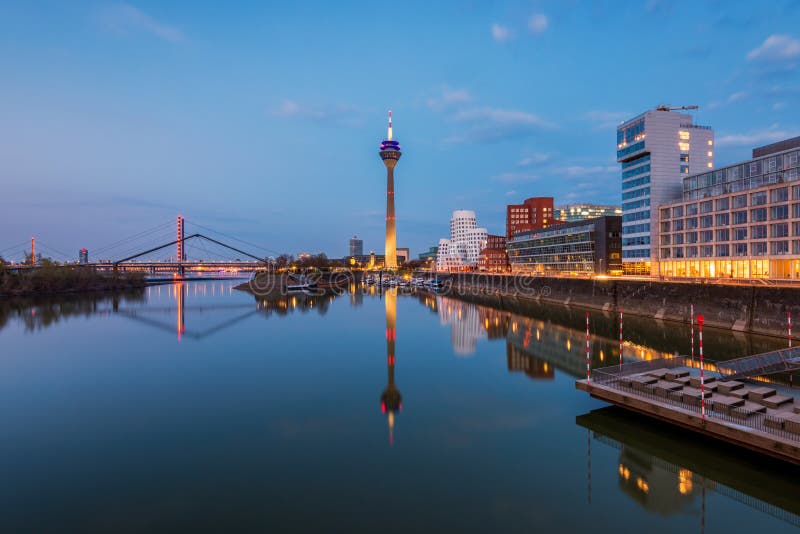 Horizonte del sseldorf Alemania del ¼ de DÃ en la puesta del sol fotografía de archivo Horizonte del sseldorf Alemania del ¼ de DÃ en la puesta del sol fotografía de archivo