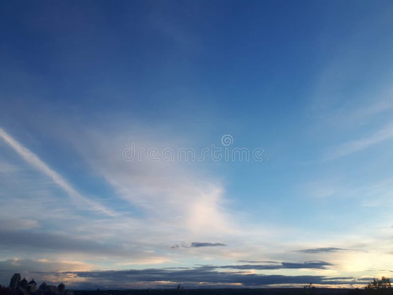 Horizonte hermoso de la luz del día de las opiniones de la sol de la luz de cielo de la ciudad fotografía de archivo libre de regalías Horizonte hermoso de la luz del día de las opiniones de la sol de la luz de cielo de la ciudad fotografía de archivo libre de regalías