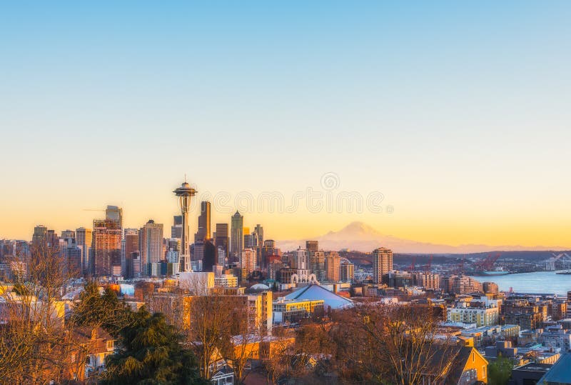 Horizonte hermoso en la puesta del sol, Washington, los E.E.U.U. de la ciudad de Seattle fotografía de archivo libre de regalías Horizonte hermoso en la puesta del sol, Washington, los E.E.U.U. de la ciudad de Seattle fotografía de archivo libre de regalías
