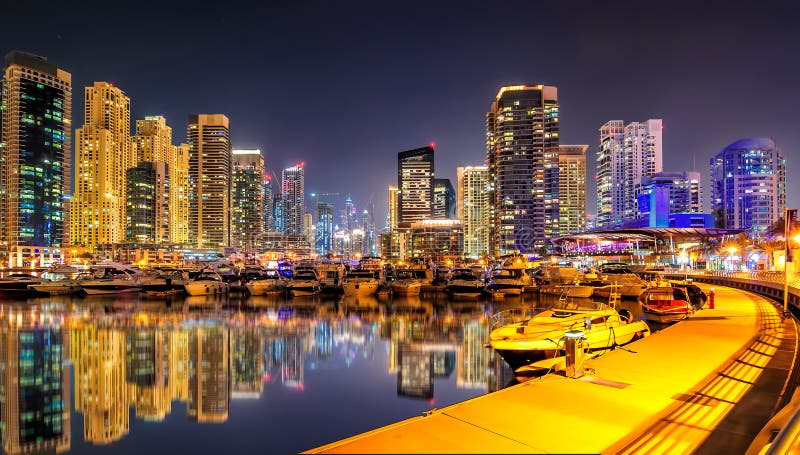 Horizonte increíble del puerto deportivo de Dubai de la noche Muelle de lujo del yate Dubai, United Arab Emirates