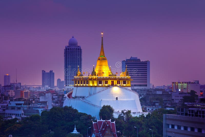 Horizonte urbano de la ciudad de la noche, Saket Temple (montaña de oro), señal de Bangkok, Tailandia.