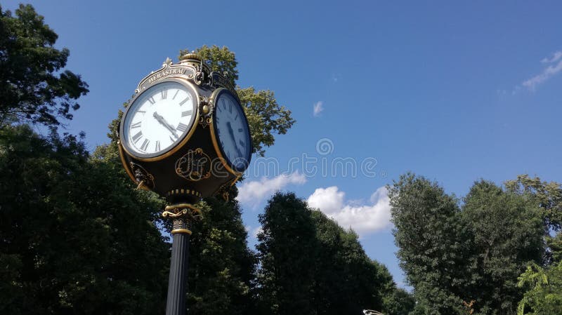Horloge antique à Bucarest image stock Horloge antique à Bucarest image stock