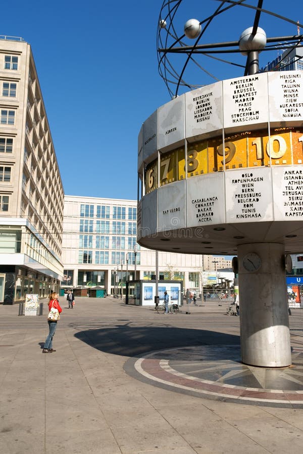 Horloge atomique en Alexandre Platz, Berlin images stock Horloge atomique en Alexandre Platz, Berlin images stock
