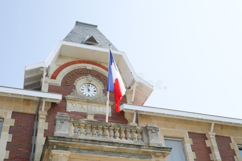 Horloge attachée à l'hôtel de ville avec le drapeau français dans le cityhall image libre de droits Horloge attachée à l'hôtel de ville avec le drapeau français dans le cityhall image libre de droits