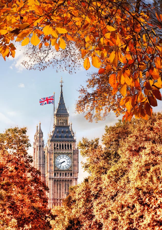 Horloge de Big Ben contre des feuilles d'automne à Londres, Angleterre, R-U images stock