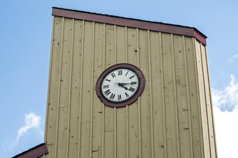 Download Horloge en bois de tour image stock. Image du flèche - 77160921
