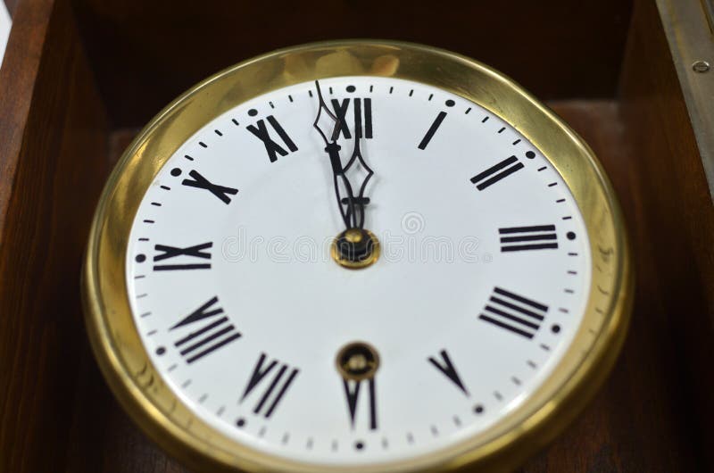 Horloge montrant le midi ou le minuit photos stock Horloge montrant le midi ou le minuit photos stock