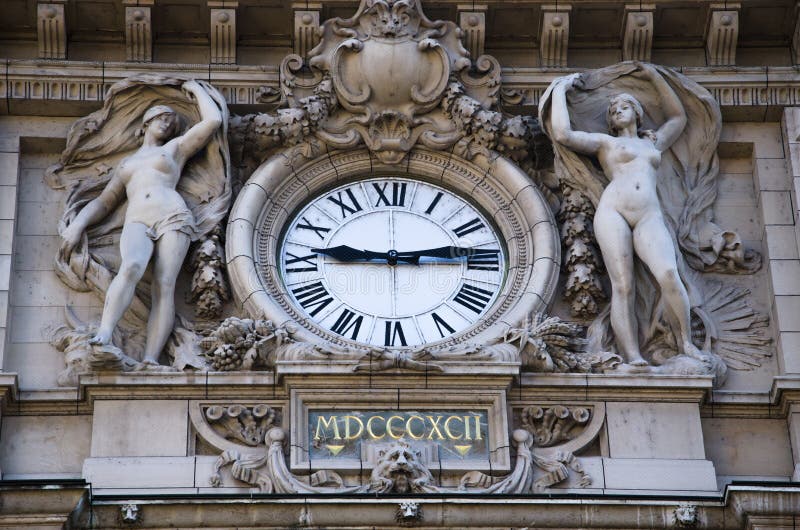 Horloge publique à la gare ferroviaire images stock Horloge publique à la gare ferroviaire images stock