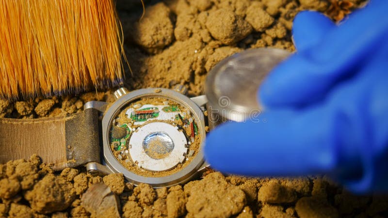 Horloges na vliegtuigneerstorting worden gevonden, schip, autoconcept dat stock afbeelding Horloges na vliegtuigneerstorting worden gevonden, schip, autoconcept dat stock afbeelding