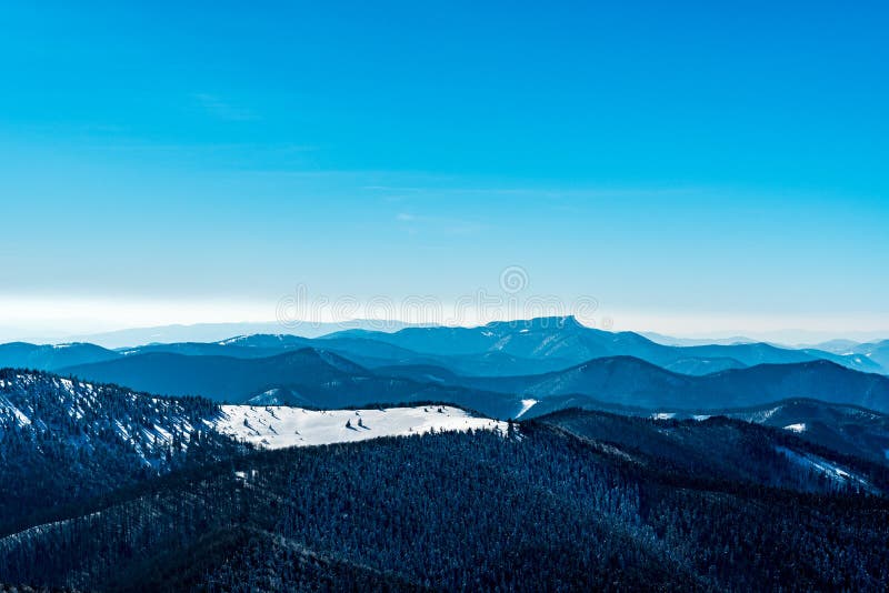Horná lúka, Kľak a mnoho ďalších vrchov z vrchu Veterne v zime pohoria Malá Fatra na Slovensku