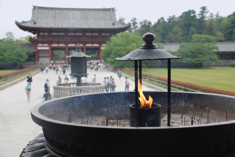 Hornilla de incienso en el templo de Todaiji foto de archivo Hornilla de incienso en el templo de Todaiji foto de archivo