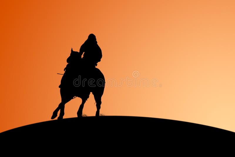 Staglia cavallo e cavaliere contro un tramonto.