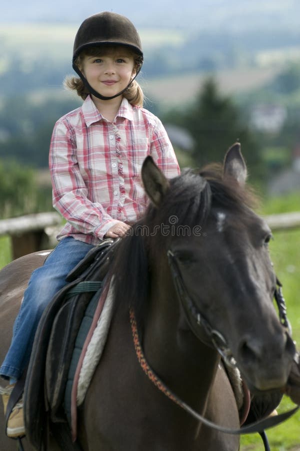 Felice bambina a cavallo.