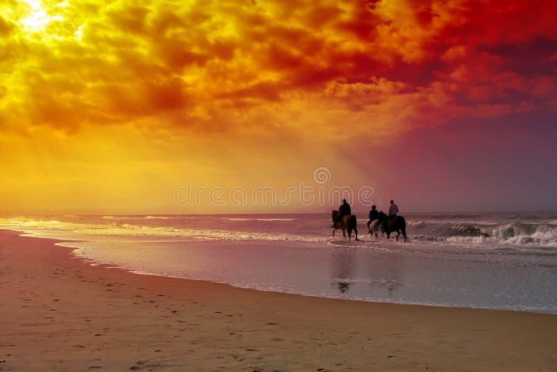 Tři jízda na koni seniory na pláži.