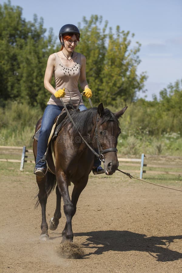 Horseback jeździeckie lekcje - młoda kobieta jedzie konia, pionowo obrazy royalty free Horseback jeździeckie lekcje - młoda kobieta jedzie konia, pionowo obrazy royalty free