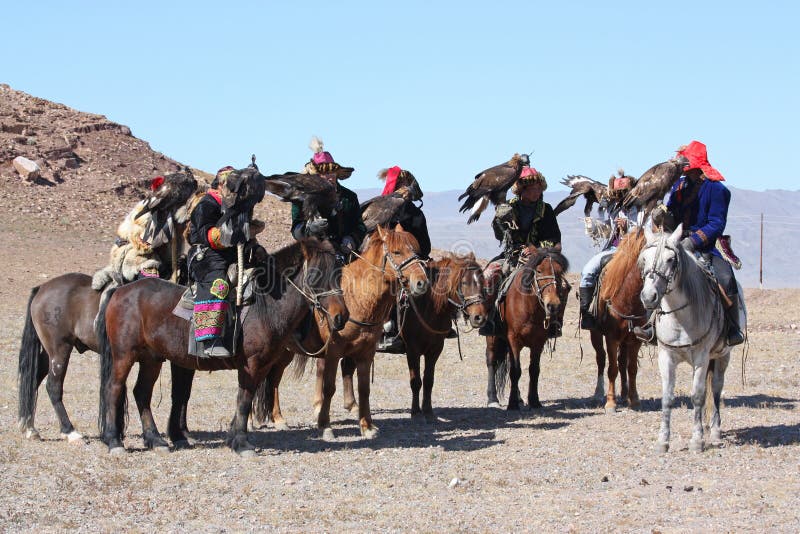 Jogos Tradicionais De Cavalo Kazakh Do Festival Da águia Dourada Foto  Editorial - Imagem de dourado, étnico: 178819986