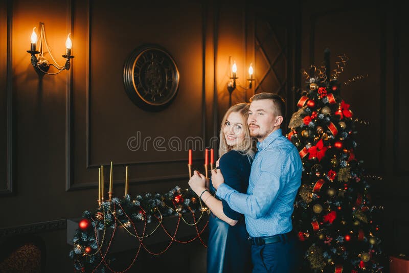 Horyzontalny portret piękni potomstwa dobiera się w nowy rok dekoracjach w studiu zdjęcia royalty free Horyzontalny portret piękni potomstwa dobiera się w nowy rok dekoracjach w studiu zdjęcia royalty free