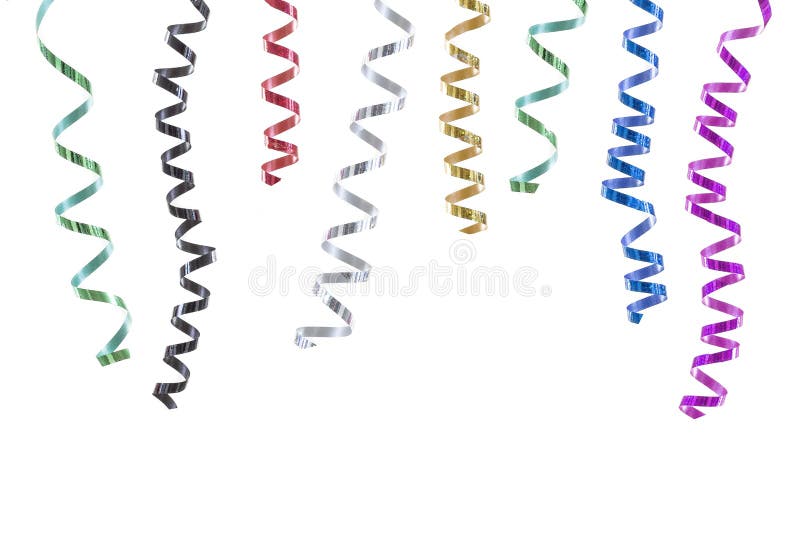 Horyzontalny świąteczny wizerunek z zakończenie rolek wielo- coloured kędzierzawymi ribons wiesza od wierzchołka na czarnym backg fotografia stock Horyzontalny świąteczny wizerunek z zakończenie rolek wielo- coloured kędzierzawymi ribons wiesza od wierzchołka na czarnym backg fotografia stock