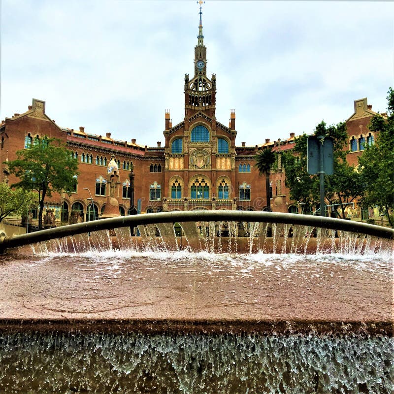 Hospital de Sant Pau, fonte, arte e história na cidade de Barcelona, Espanha fotos de stock Hospital de Sant Pau, fonte, arte e história na cidade de Barcelona, Espanha fotos de stock