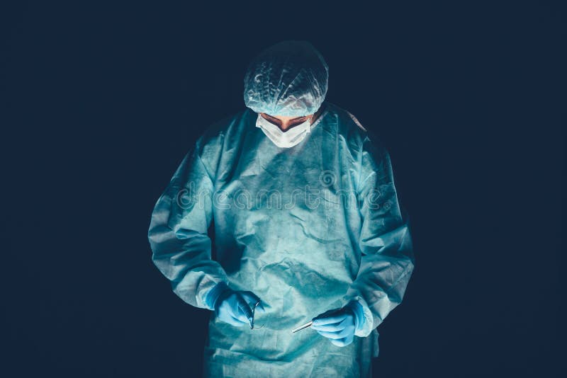 Hospital del equipo médico que realiza la operación Grupo de cirujano en el trabajo en sitio de teatro de operaciones Atención sa fotos de archivo libres de regalías Hospital del equipo médico que realiza la operación Grupo de cirujano en el trabajo en sitio de teatro de operaciones Atención sa fotos de archivo libres de regalías