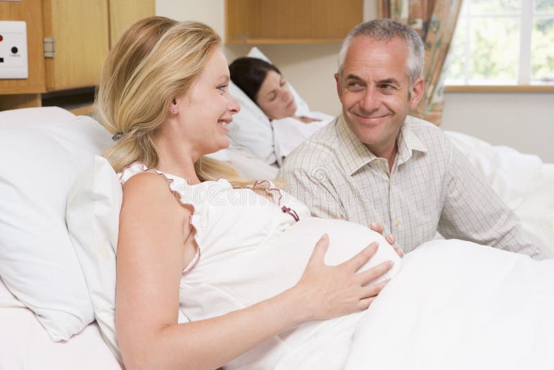 hospital husband pregnant smiling woman στοκ φωτογραφία με δικαίωμα ελεύθερης χρήσης hospital husband pregnant smiling woman στοκ φωτογραφία με δικαίωμα ελεύθερης χρήσης