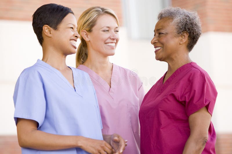 hospital nurses outside standing στοκ φωτογραφία με δικαίωμα ελεύθερης χρήσης hospital nurses outside standing στοκ φωτογραφία με δικαίωμα ελεύθερης χρήσης