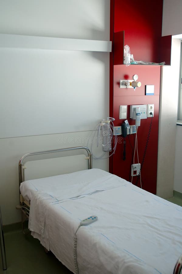 Celkový pohľad na nemocničnej izbe s prázdnu posteľ.