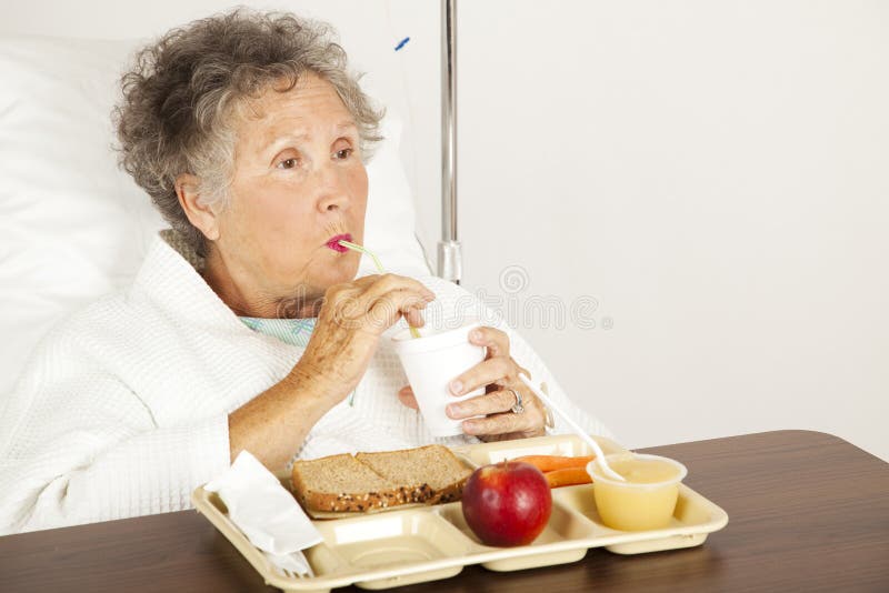 Una mujer en, comer almuerzo bebiendo paja.