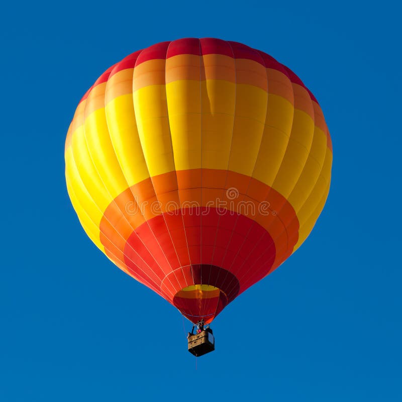 In mongolfiera nel cielo blu.