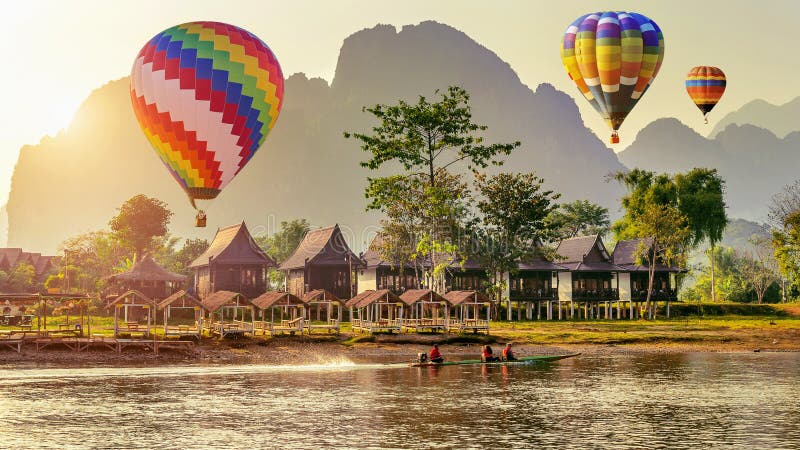 vergiftigen Dageraad ginder Hot Air Balloon Over Nam Song River at Sunset in Vang Vieng, Laos Editorial  Photography - Image of adventure, southeast: 122030087