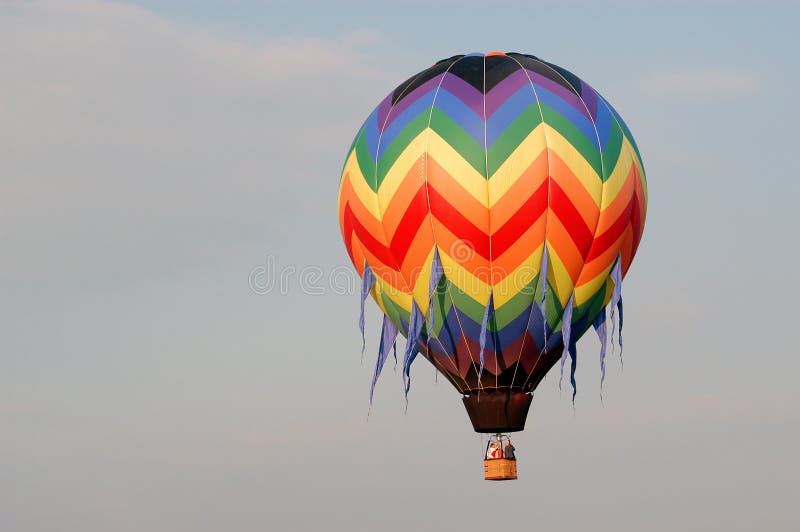 Horký vzduch balón stoupá ráno nebe.